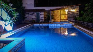 Swim-up bar