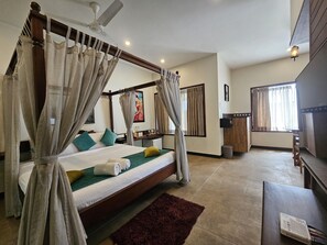 Suite de lujo | Mobiliario individual, escritorio, espacio para trabajar con un portátil