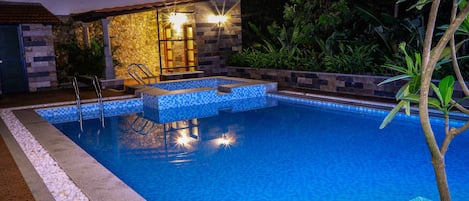 Bar en milieu de piscine