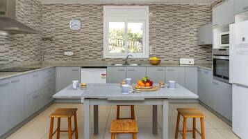 Een koelkast, een microgolfoven, een vaatwasser