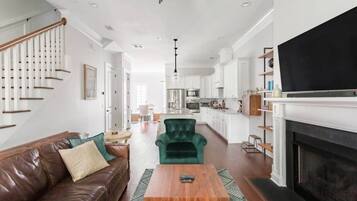 Smart TV, chimenea, libros y estéreo