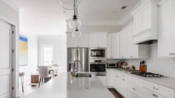 KĂŒhlschrank, Mikrowelle, Ofen, Herdplatte