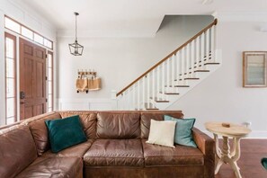 Smart TV, fireplace, books, stereo