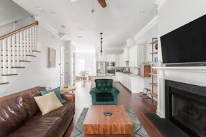 Smart TV, chimenea, libros, estéreo