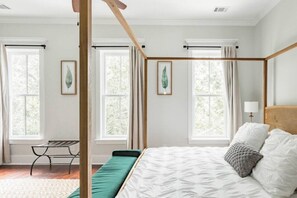 3 bedrooms, desk, iron/ironing board, travel crib - Liberty House - 3 Bedroom Downtown with Easy Parking (Savannah)