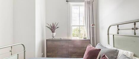 3 slaapkamers, een bureau, een strijkplank/strijkijzer, reisbedje