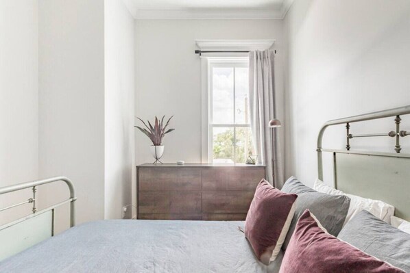 3 slaapkamers, een bureau, een strijkplank/strijkijzer, reisbedje