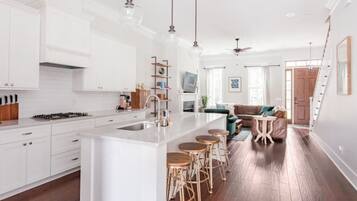 KĂŒhlschrank, Mikrowelle, Ofen, Herdplatte