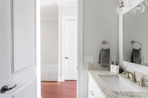 Hair dryer, towels - Liberty House - 3 Bedroom Downtown with Easy Parking (Savannah)