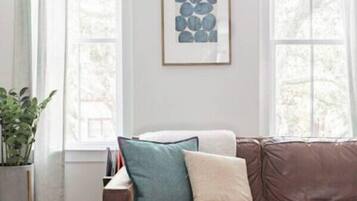 Smart-TV, Kamin, BĂŒcher, Stereoanlage