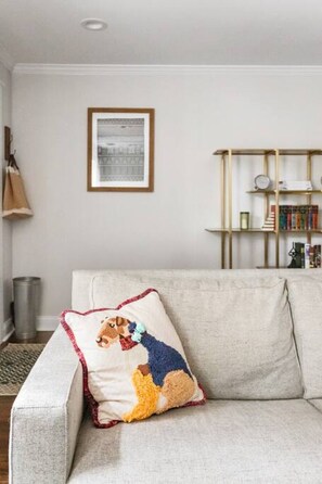 TV connectée, livres, chaîne hi-fi