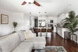 Smart-tv, boeken en een stereo