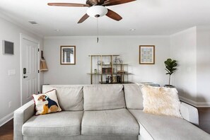 TV connectée, livres, chaîne hi-fi