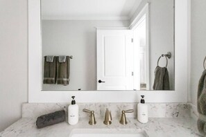 Een haardroger, handdoeken