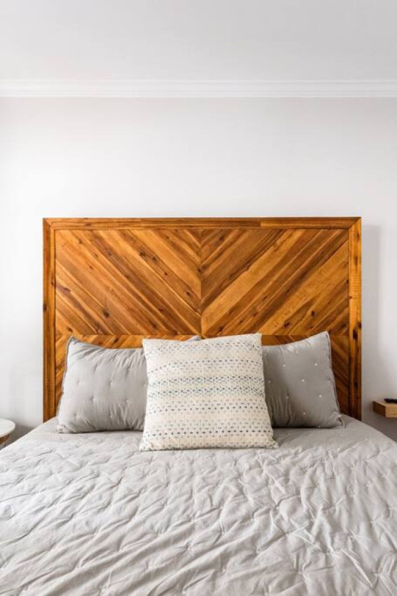 5 habitaciones, escritorio y tabla de planchar con plancha 