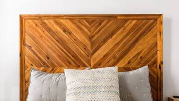 5 bedrooms, desk, iron/ironing board, travel cot