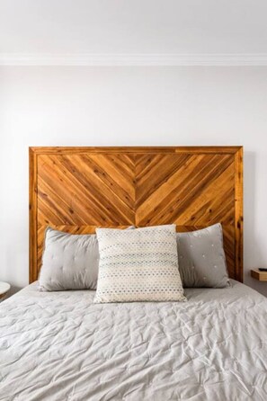 5 bedrooms, desk, iron/ironing board, travel cot