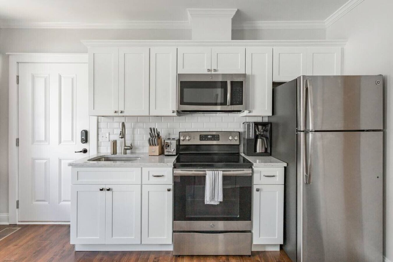 Køleskab, mikrobølgeovn, ovn, kogeplade