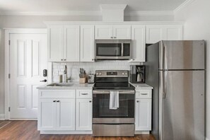 Een koelkast, een microgolfoven, een oven, een kookplaat