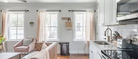 Réfrigérateur, micro-ondes, four, plaque de cuisson