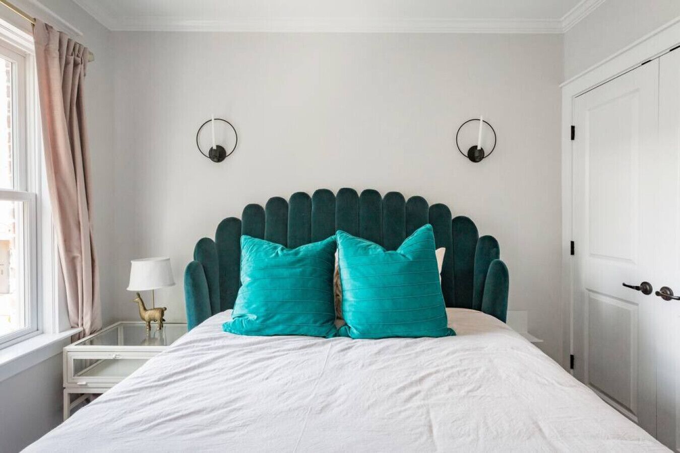 5 bedrooms, desk, iron/ironing board, travel crib