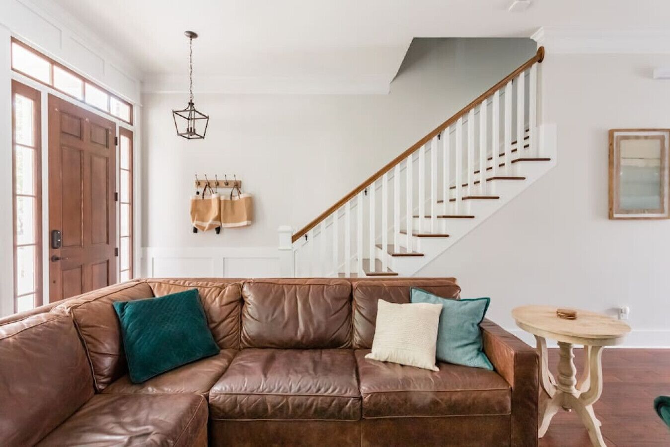 Smart TV, fireplace, books, stereo