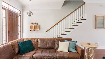 Smart TV, fireplace, books, stereo