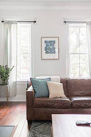 Smart TV, fireplace, books, stereo