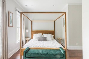 5 bedrooms, desk, iron/ironing board, travel cot