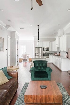 Smart TV, fireplace, books, stereo