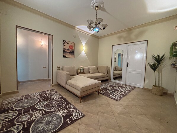 3 bedrooms, in-room safe, desk, laptop workspace