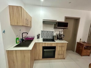 Kylskåp, mikrovågsugn, ugn och spishäll