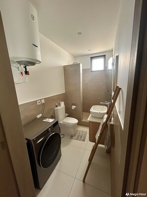 Dusche, Haartrockner, Bidet, HandtĂŒcher