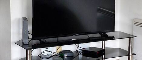 Ein modernes Unterhaltungssystem mit Flachbildfernseher, integrierten Lautsprechern und einem eleganten Design.