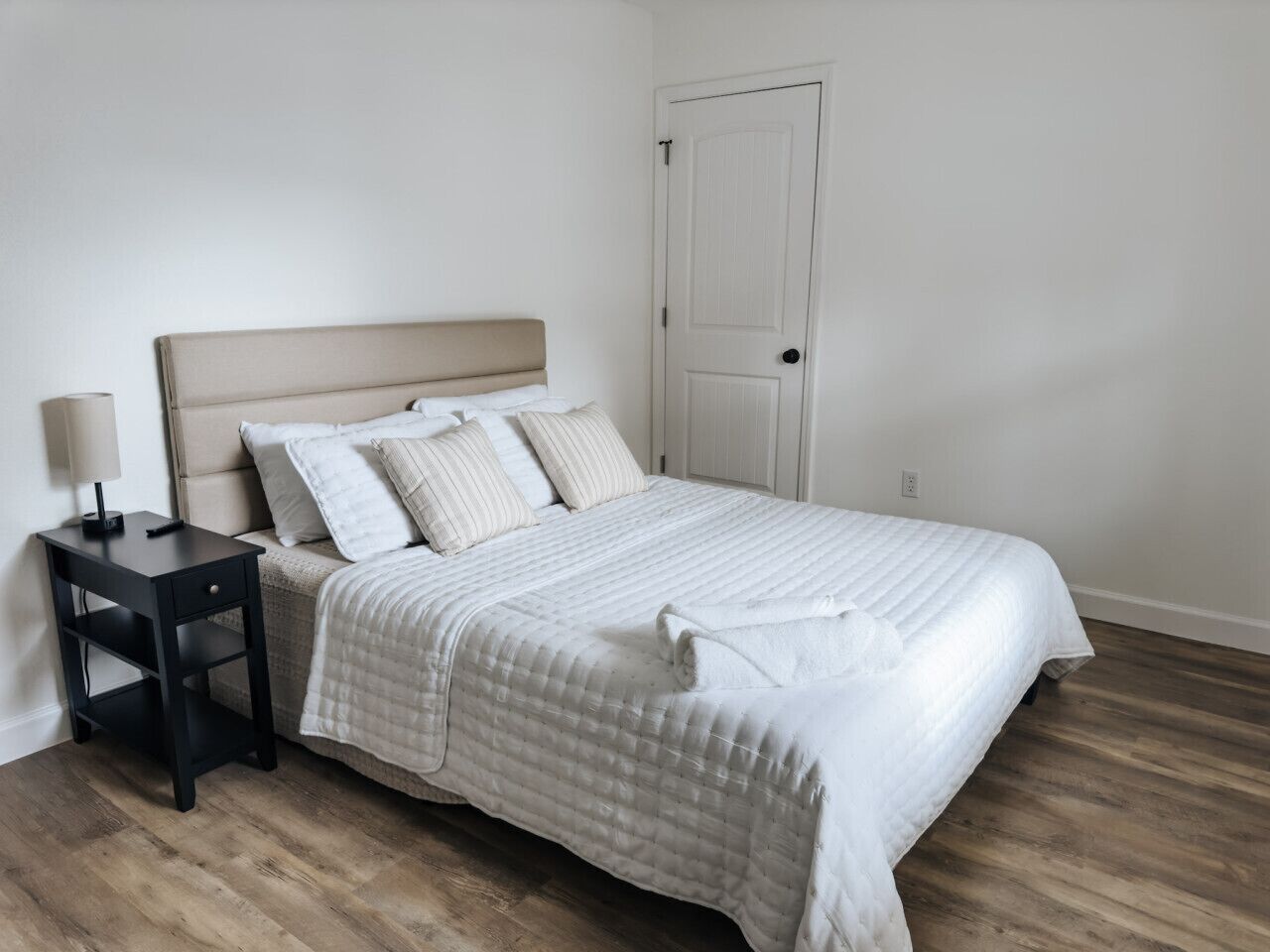 2 bedrooms, desk, WiFi (free), bed sheets