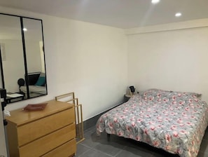 Iron/ironing board, WiFi, bed sheets