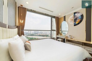 Apartamento de lujo, 4 habitaciones, balcón, vistas a la ciudad | Minibar, decoración individual, mobiliario individual y escritorio