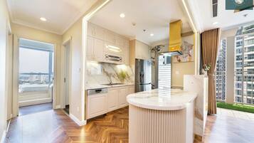 Luxury Apartment, 4 Bedrooms, Balcony, City View | Private kitchen