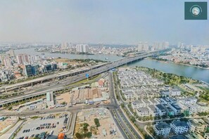 Apartamento Premium, 2 habitaciones, balcón, vistas a la ciudad | 2 dormitorios, minibar, decoración individual y mobiliario individual