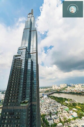 Apartamento de lujo, 4 habitaciones, balcón, vistas a la ciudad | 2 dormitorios, minibar, decoración individual y mobiliario individual