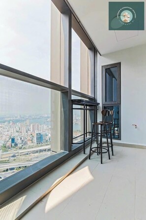 Apartamento Premium, 2 habitaciones, balcón, vistas a la ciudad | Minibar, decoración individual, mobiliario individual y escritorio