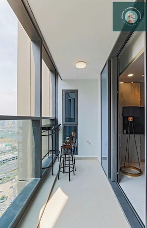 Apartamento Premium, 2 habitaciones, balcón, vistas a la ciudad | 2 dormitorios, minibar, decoración individual y mobiliario individual