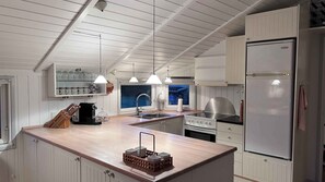 Kjøleskap, ovn, kokeplater og oppvaskmaskin