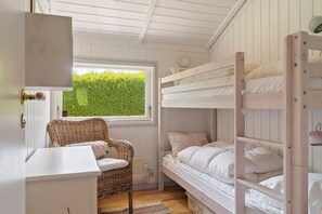 A bunk bed room with a window, a chair, and a desk. - Super cozy holiday home in Marielyst (Væggerløse)