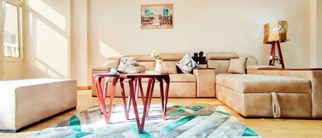 패밀리 아파트, 정원 전망 | 거실 공간 | 케이블 채널 시청이 가능한 43인치 평면 TV, 스마트 TV, 넷플릭스