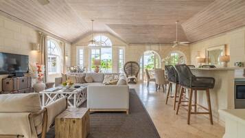 Una Smart TV, un reproductor estéreo