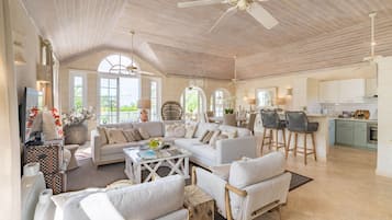 Una Smart TV, un reproductor estéreo