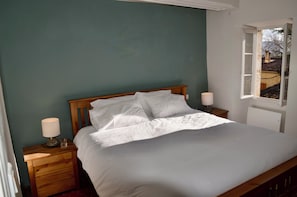 3 chambres, fer et planche à repasser, Wi-Fi, draps fournis