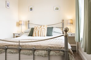 2 bedrooms, iron/ironing board, internet, bed sheets