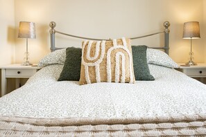 2 bedrooms, iron/ironing board, Internet, bed sheets
